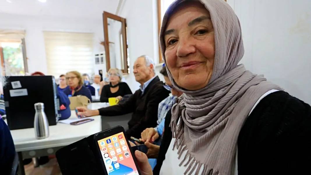 Antalya’da 60 Yaş Üzeri Kursiyerler Akıllı Telefon Eğitimiyle Mesafeleri Aştı! 5